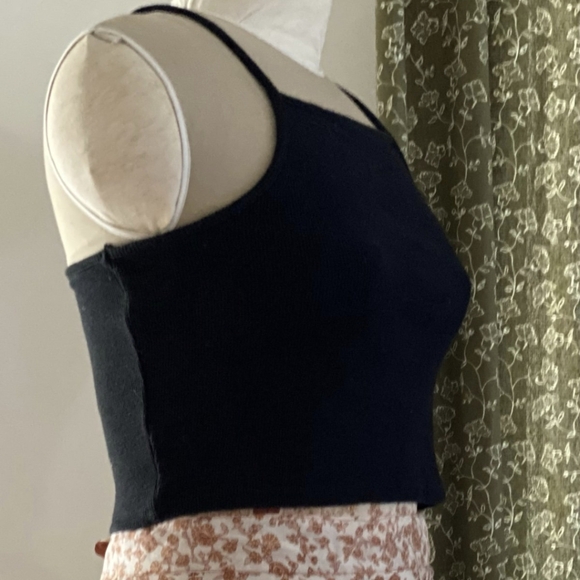 crop spaghetti strap tank in black - Picture 2 of 3